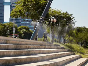 Testes para desinfetar áreas públicas com drones