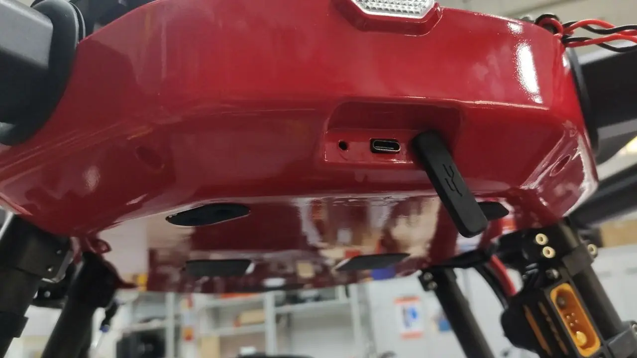 Porta USB-C localizada na parte traseira do drone