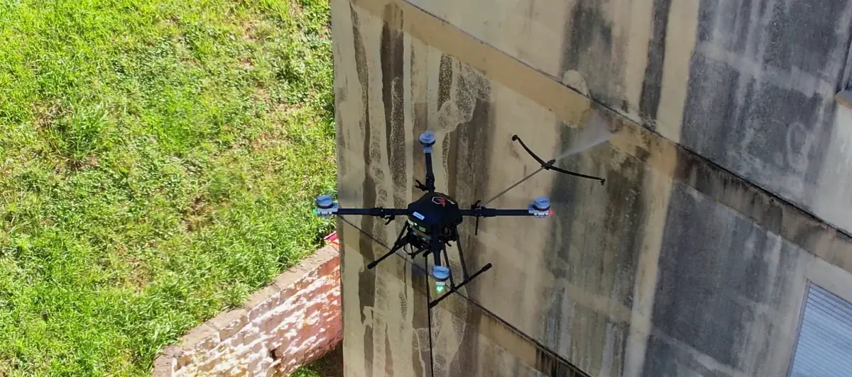 SkyClean realizando limpeza em condomínio