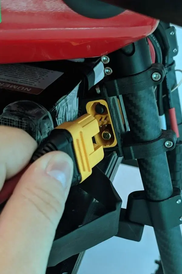 O conector para a bateria está localizada na perna direita do drone
