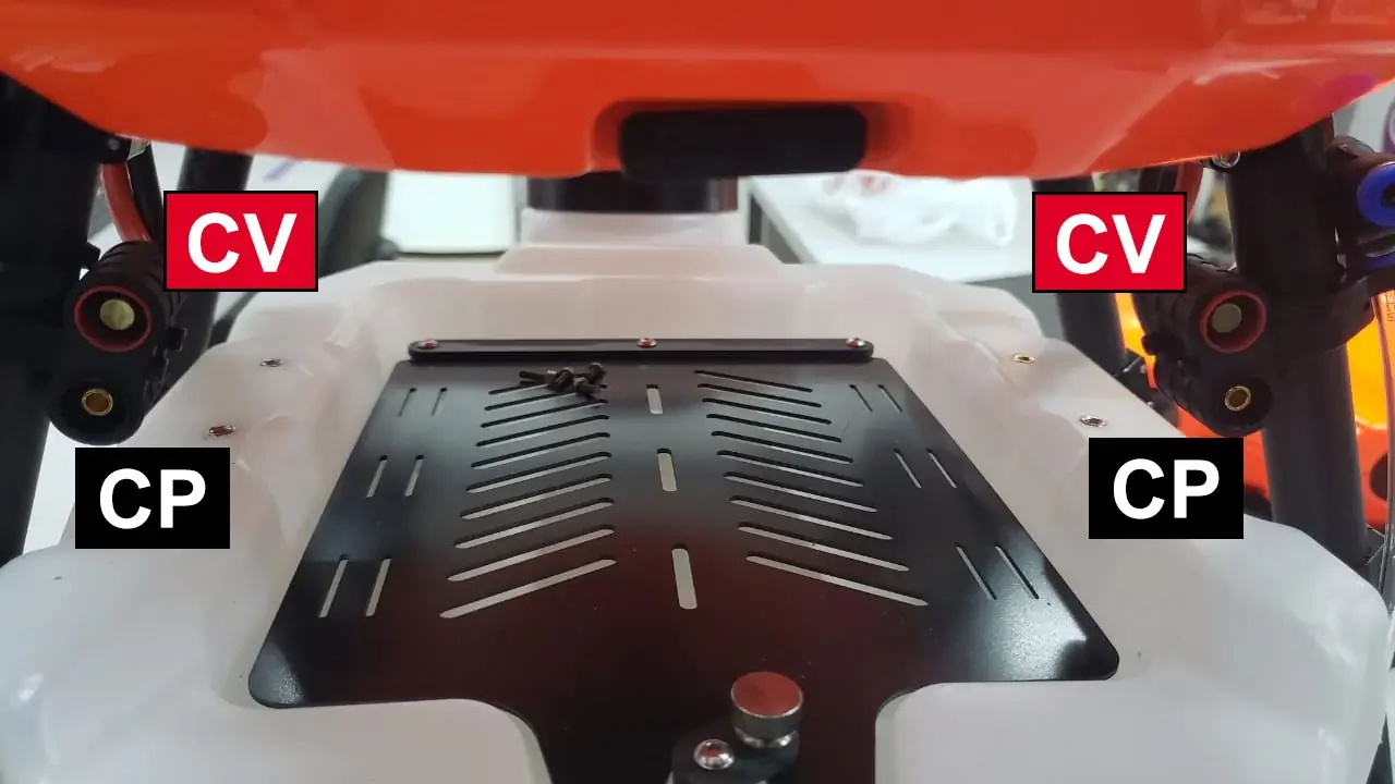 Espaço acima do tanque para o par de baterias do Pelicano